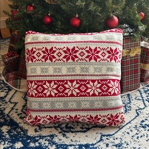 Snowflake throw pillow ❄️ NWOT ♥️🎄